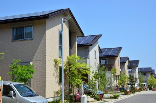 住宅の屋根に設置されたソーラーパネル