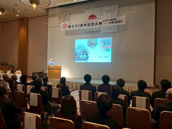 壇上でアクトキッズパークの事業報告をする遠藤朋樹(帯広ローターアクトクラブ50周年記念式典)